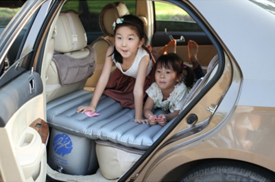Hai đứa trẻ vẫn có thể nằm thoải mái trong đệm hơi ô tô smart