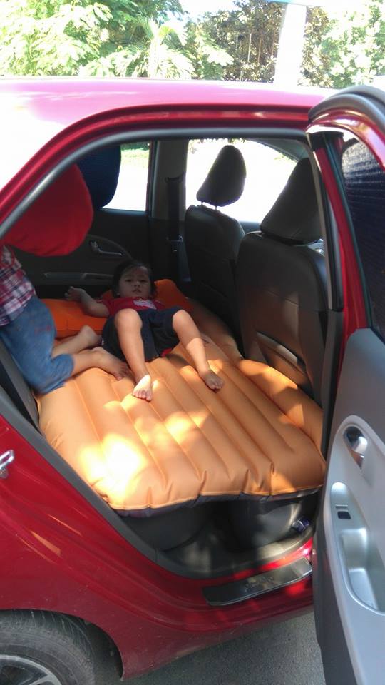 Nệm hơi ô tô khiến con bạn thoải mái chơi đùa trên xe