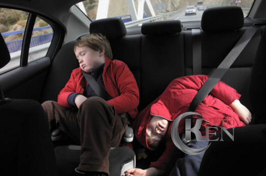 Ngủ ngồi trên ghế xe khiến con mình khó thở và mệt mỏi