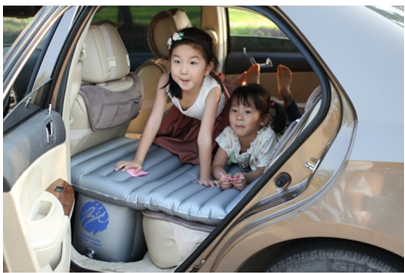 Đệm hơi ô tô giúp con bạn thoải mái chơi đùa trên xe như bé đang nằm trong phòng ngủ