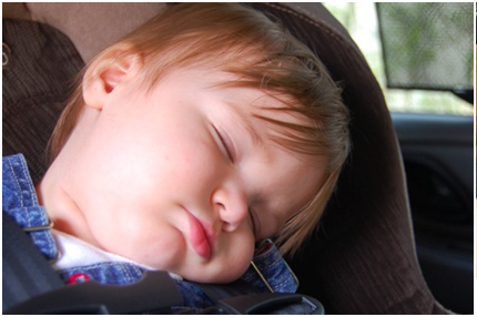 Khi xe giằng xóc con bạn sẽ giật mình khóc thét vì thiếu chỗ ngủ rộng rãi, an toàn