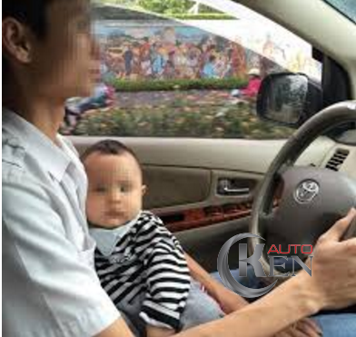 Ôm bé khi lái xe là hành động không an toàn